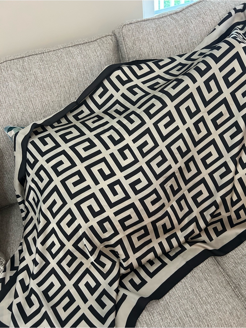 Geometric Black and Cream Throw Blanket - Brand - Picture 2 of 4